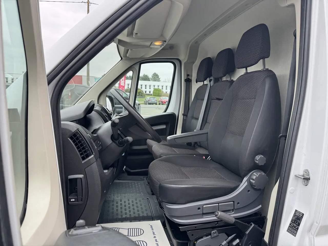 Peugeot Boxer 333 L3H2 2.2 BLUEHDI S&S 140CH ASPHALT - Furgón: foto 4 Peugeot Boxer 333 L3H2 2.2 BLUEHDI S&S 140CH ASPHALT - Furgón: foto 4