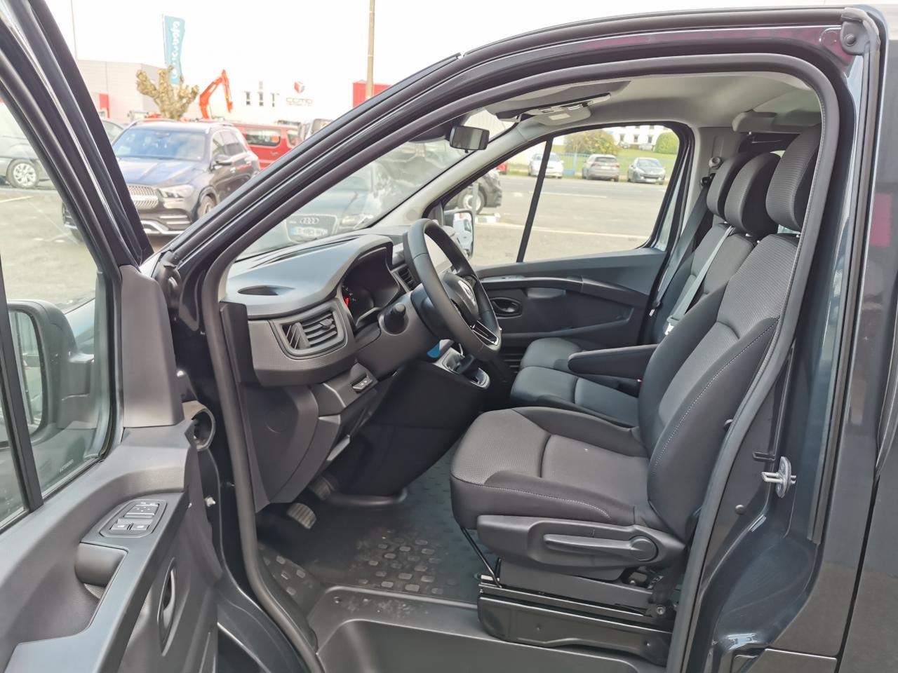 RENAULT Trafic L2 2.0 Energy dCi - 150 - S&S III COMBI Combi Zen L2H1 PHASE 3 - Minibús, Furgoneta de pasajeros: foto 5 RENAULT Trafic L2 2.0 Energy dCi - 150 - S&S III COMBI Combi Zen L2H1 PHASE 3 - Minibús, Furgoneta de pasajeros: foto 5