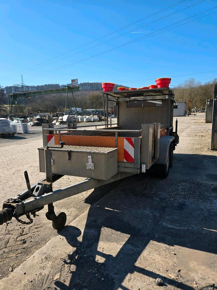 Horizont Tandem Absperrtafel VZ616 Fahrbare Verkehrsleittafel Verkehrssicherungsanhänger Verkehrsleitanhänger Sperrwand Verkehrssicherungsanhänger Nissen LP15 Blinkpfeilanlage Blinkpfeil Anhänger - Equipo de construcción, Remolque: foto 5 Horizont Tandem Absperrtafel VZ616 Fahrbare Verkehrsleittafel Verkehrssicherungsanhänger Verkehrsleitanhänger Sperrwand Verkehrssicherungsanhänger Nissen LP15 Blinkpfeilanlage Blinkpfeil Anhänger - Equipo de construcción, Remolque: foto 5