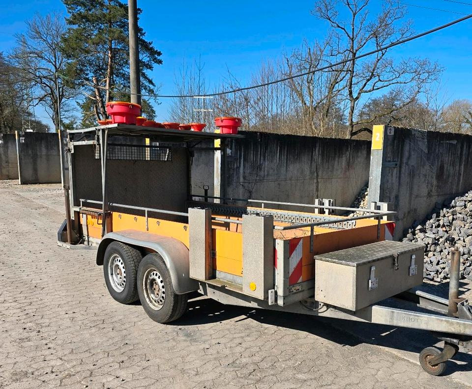 Horizont Tandem Absperrtafel VZ616 Fahrbare Verkehrsleittafel Verkehrssicherungsanhänger Verkehrsleitanhänger Sperrwand Verkehrssicherungsanhänger Nissen LP15 Blinkpfeilanlage Blinkpfeil Anhänger - Equipo de construcción, Remolque: foto 1 Horizont Tandem Absperrtafel VZ616 Fahrbare Verkehrsleittafel Verkehrssicherungsanhänger Verkehrsleitanhänger Sperrwand Verkehrssicherungsanhänger Nissen LP15 Blinkpfeilanlage Blinkpfeil Anhänger - Equipo de construcción, Remolque: foto 1