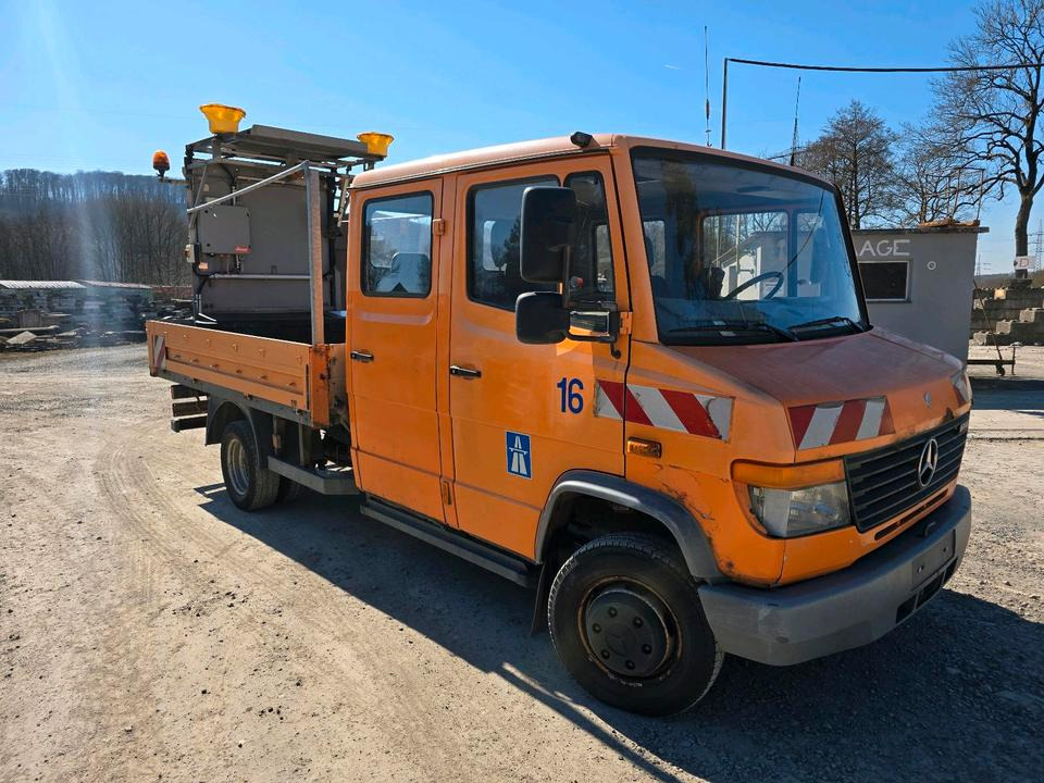 Mercedes-Benz Vario 614D Pritsche Doka 2002 Nissen VLT Verkehrsleittafel Absperrtafel LKW Vorwarntafel - Camión caja abierta: foto 2 Mercedes-Benz Vario 614D Pritsche Doka 2002 Nissen VLT Verkehrsleittafel Absperrtafel LKW Vorwarntafel - Camión caja abierta: foto 2