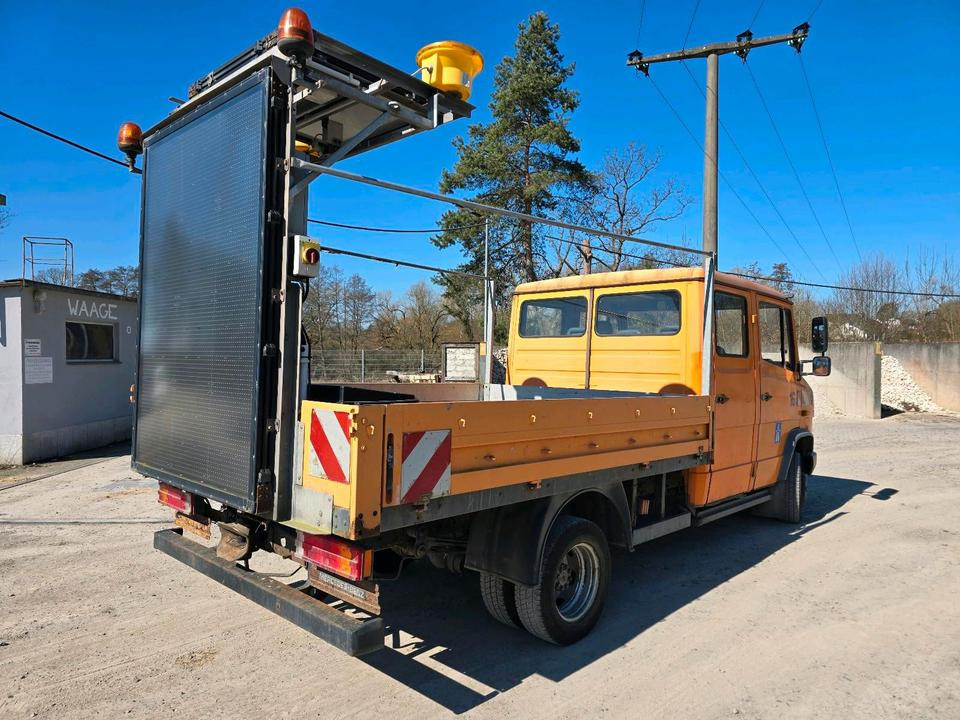 Mercedes-Benz Vario 614D Pritsche Doka 2002 Nissen VLT Verkehrsleittafel Absperrtafel LKW Vorwarntafel - Caja abierta furgoneta, Furgoneta combi: foto 3 Mercedes-Benz Vario 614D Pritsche Doka 2002 Nissen VLT Verkehrsleittafel Absperrtafel LKW Vorwarntafel - Caja abierta furgoneta, Furgoneta combi: foto 3