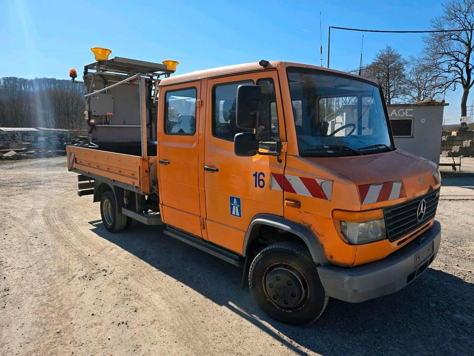 Mercedes-Benz Vario 614D Pritsche Doka 2002 Nissen VLT Verkehrsleittafel Absperrtafel LKW Vorwarntafel - Caja abierta furgoneta, Furgoneta combi: foto 2 Mercedes-Benz Vario 614D Pritsche Doka 2002 Nissen VLT Verkehrsleittafel Absperrtafel LKW Vorwarntafel - Caja abierta furgoneta, Furgoneta combi: foto 2