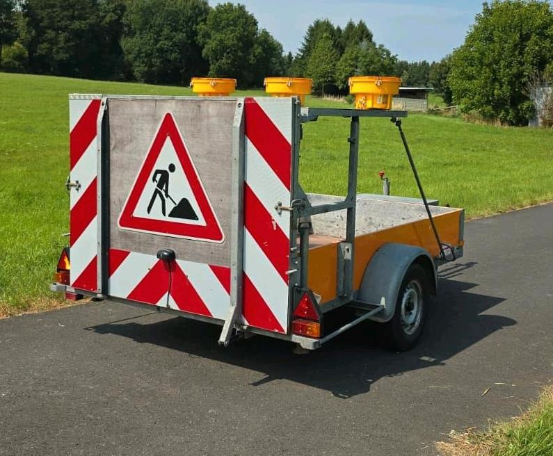 Mersch VZ 615 Absperrtafel FAT Nissen Horizont Verkehrsleittafel Verkehrsleitanhänger Verkehrssicherungsanhänger Leitanhänger - Equipo de construcción: foto 1 Mersch VZ 615 Absperrtafel FAT Nissen Horizont Verkehrsleittafel Verkehrsleitanhänger Verkehrssicherungsanhänger Leitanhänger - Equipo de construcción: foto 1