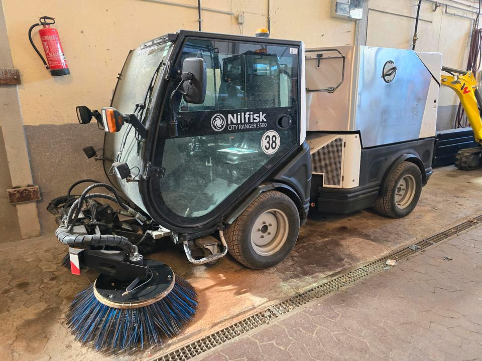 Nilfisk City Ranger 3500 Kehrmaschine Straßenkehrmaschine mit Schmidt Bediendisplay Hako Kehreinheit - Barredora vial: foto 1 Nilfisk City Ranger 3500 Kehrmaschine Straßenkehrmaschine mit Schmidt Bediendisplay Hako Kehreinheit - Barredora vial: foto 1