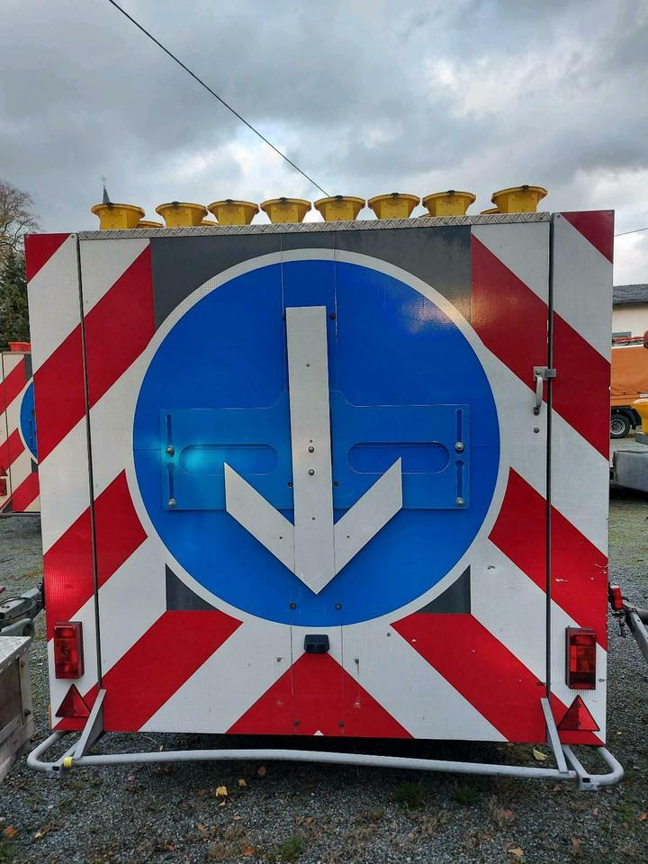 Mersch Absperrtafel Verkehrssicherungsanhänger Leittafel Nissen - Remolque: foto 2 Mersch Absperrtafel Verkehrssicherungsanhänger Leittafel Nissen - Remolque: foto 2