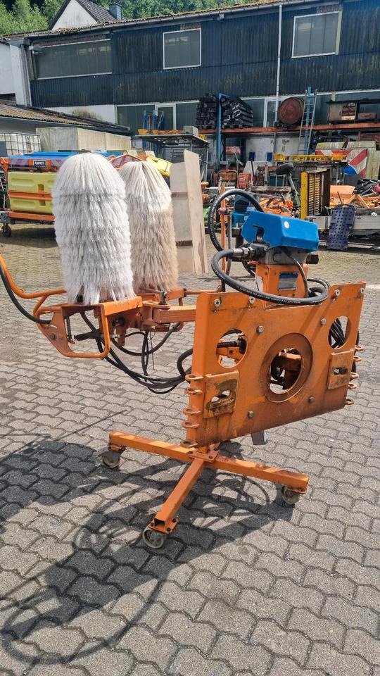Schmidt RPS-H Leitpfostenwaschgerät Mulag Leitblankenwaschgerät für Unimog 405 u300 400 500 423 318 430 427 527 - Barredora cucharón: foto 4 Schmidt RPS-H Leitpfostenwaschgerät Mulag Leitblankenwaschgerät für Unimog 405 u300 400 500 423 318 430 427 527 - Barredora cucharón: foto 4