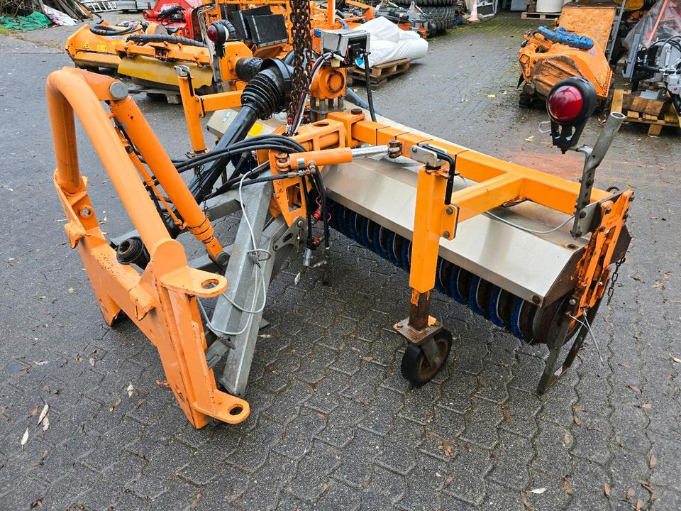 Schmidt VKS 24 Kehrmaschine Straßenkehrmaschine Kehrbesen für Unimog 405 424 U 300 400 500 318 423 427 429 430 530 535 527 - Barredora cucharón: foto 4 Schmidt VKS 24 Kehrmaschine Straßenkehrmaschine Kehrbesen für Unimog 405 424 U 300 400 500 318 423 427 429 430 530 535 527 - Barredora cucharón: foto 4