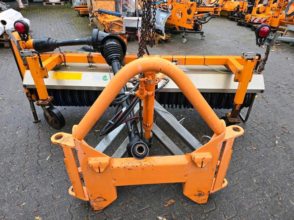 Schmidt VKS 24 Kehrmaschine Straßenkehrmaschine Kehrbesen für Unimog 405 424 U 300 400 500 318 423 427 429 430 530 535 527 - Barredora cucharón: foto 3 Schmidt VKS 24 Kehrmaschine Straßenkehrmaschine Kehrbesen für Unimog 405 424 U 300 400 500 318 423 427 429 430 530 535 527 - Barredora cucharón: foto 3