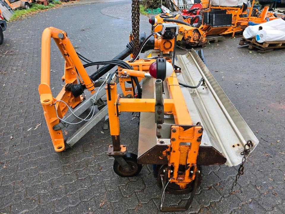 Schmidt VKS 24 Kehrmaschine Straßenkehrmaschine Kehrbesen für Unimog 405 424 U 300 400 500 318 423 427 429 430 530 535 527 - Barredora cucharón: foto 5 Schmidt VKS 24 Kehrmaschine Straßenkehrmaschine Kehrbesen für Unimog 405 424 U 300 400 500 318 423 427 429 430 530 535 527 - Barredora cucharón: foto 5