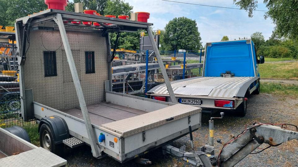 Trebbiner Absperrtafel VZ616 LED Funkwarnmeldeanlage Absperrtafel Sperrwand Verkehrsleittafel Verkehrsleitanhänger Verkehrssicherungsanhänger Leitanhänger Leittafel Verkehrssicherung Nissen Horizont - Equipo de construcción, Remolque: foto 2 Trebbiner Absperrtafel VZ616 LED Funkwarnmeldeanlage Absperrtafel Sperrwand Verkehrsleittafel Verkehrsleitanhänger Verkehrssicherungsanhänger Leitanhänger Leittafel Verkehrssicherung Nissen Horizont - Equipo de construcción, Remolque: foto 2