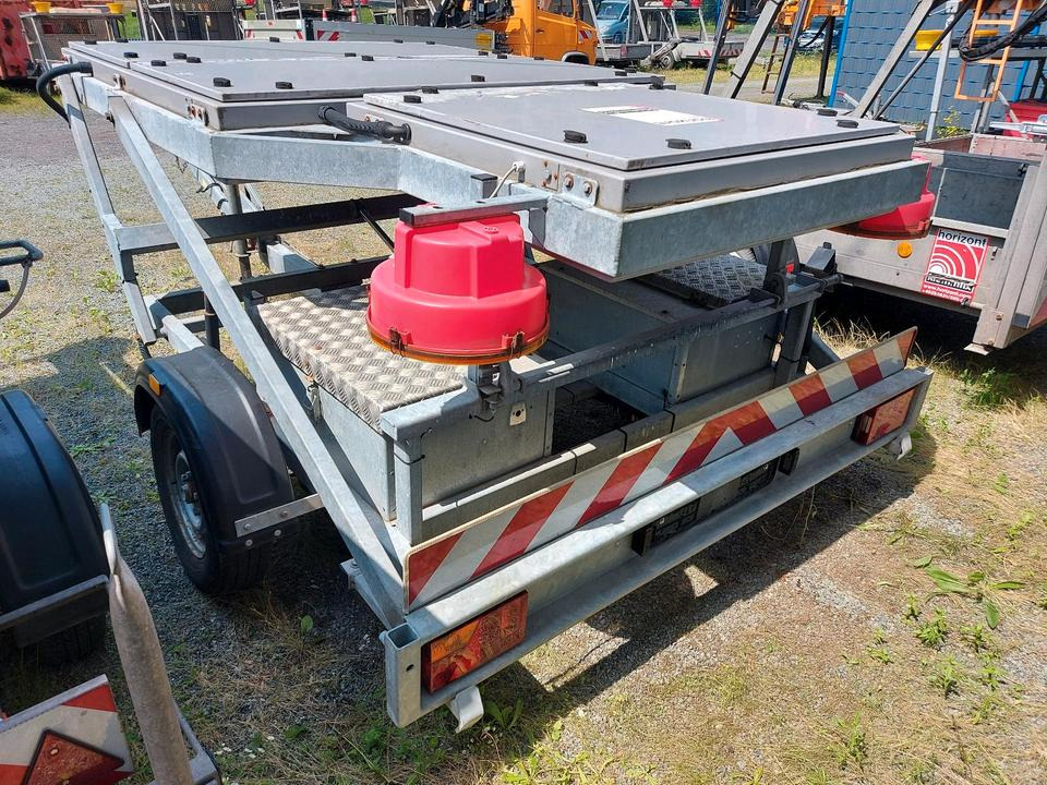 Trebbiner Horizont VWT E VLT Verkehrsleittafel Leittafel Sicherungsanhänger Verkehrsleitanhänger Verkehrssicherungsanhänger Absperrtafel Sperrwand Nissen Verkehrssicherung Vorwarner Vorwarntafel - Equipo de construcción: foto 4 Trebbiner Horizont VWT E VLT Verkehrsleittafel Leittafel Sicherungsanhänger Verkehrsleitanhänger Verkehrssicherungsanhänger Absperrtafel Sperrwand Nissen Verkehrssicherung Vorwarner Vorwarntafel - Equipo de construcción: foto 4