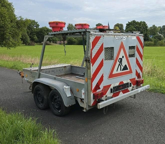 Trebbiner VZ 615 Absperrtafel FAT Nissen Horizont Verkehrsleittafel Verkehrsleitanhänger Verkehrssicherungsanhänger Leitanhänger - Equipo de construcción: foto 2 Trebbiner VZ 615 Absperrtafel FAT Nissen Horizont Verkehrsleittafel Verkehrsleitanhänger Verkehrssicherungsanhänger Leitanhänger - Equipo de construcción: foto 2