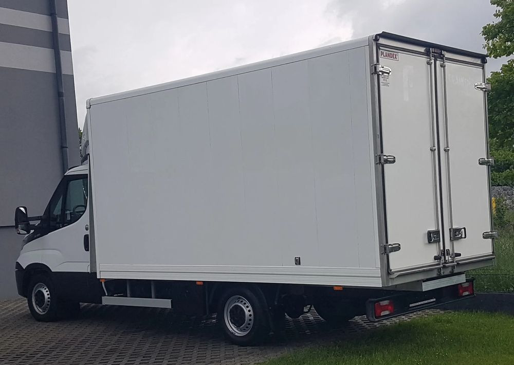 Iveco DAILY 3,0 KLIMA 8EP KONTENER 4,22x2,10x2,11 AC KRAJOWY DMC 3500 KG 35S15 - Furgoneta caja cerrada: foto 3 Iveco DAILY 3,0 KLIMA 8EP KONTENER 4,22x2,10x2,11 AC KRAJOWY DMC 3500 KG 35S15 - Furgoneta caja cerrada: foto 3