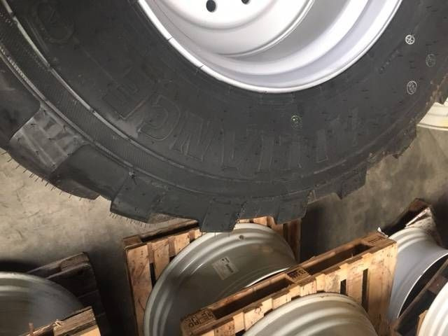 BKT 650/55 R26.5 BKT FL 630 op velg - Neumáticos y llantas para Maquinaria agrícola: foto 2 BKT 650/55 R26.5 BKT FL 630 op velg - Neumáticos y llantas para Maquinaria agrícola: foto 2