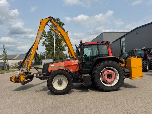 Valtra 8150 hitech met Bos maaiarm met klepelmaaier - Tractor: foto 1 Valtra 8150 hitech met Bos maaiarm met klepelmaaier - Tractor: foto 1