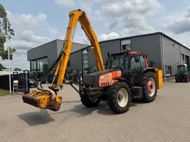 Valtra 8150 hitech met Bos maaiarm met klepelmaaier - Tractor: foto 3 Valtra 8150 hitech met Bos maaiarm met klepelmaaier - Tractor: foto 3