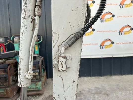 Miniexcavadora Takeuchi TB23R Cabine à 17 500 € HT: foto 17 Miniexcavadora Takeuchi TB23R Cabine à 17 500 € HT: foto 17