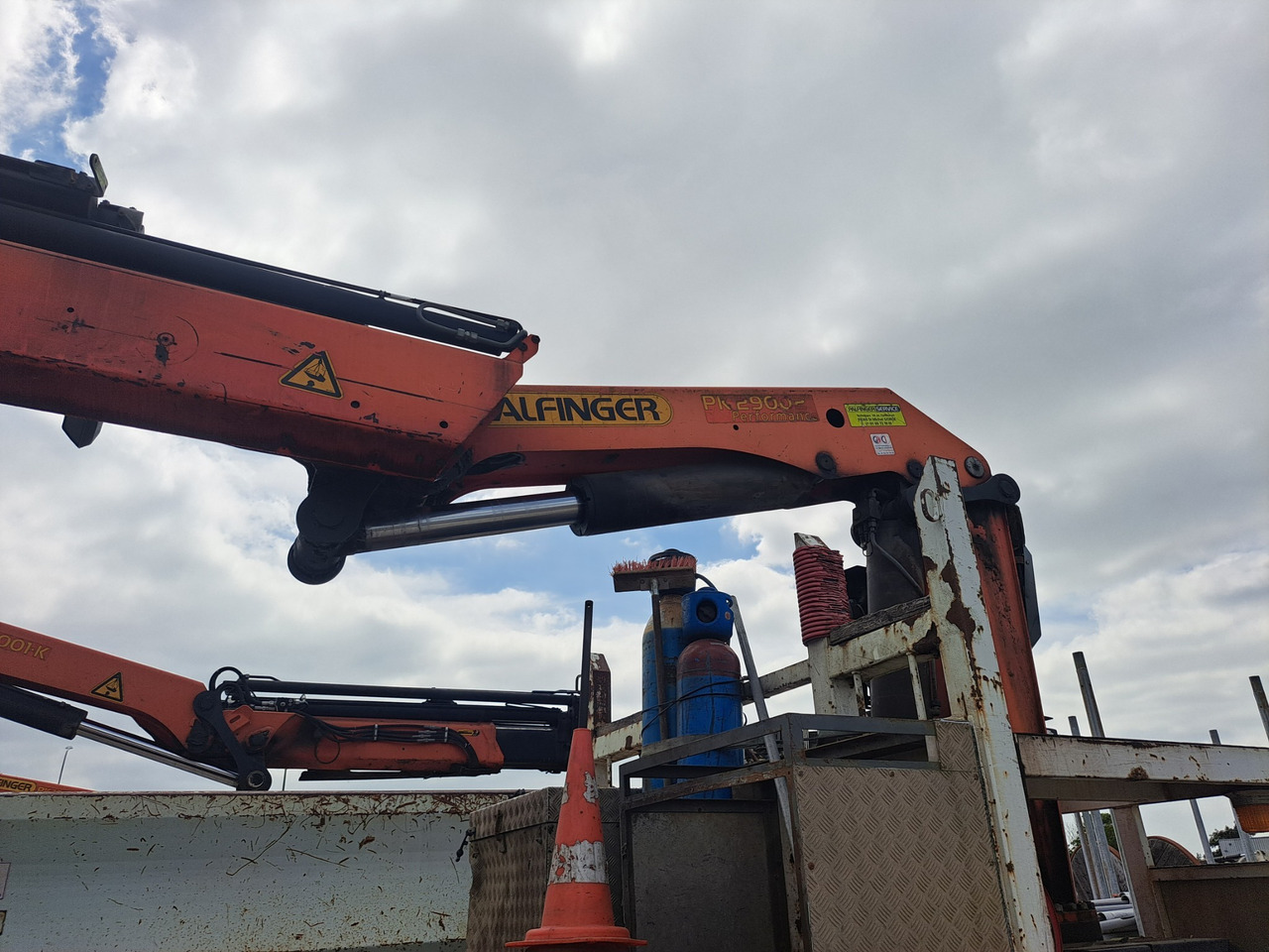 RENAULT Kerax 370dci 4x4 plateau grue Palfinger pk29002 - Camión caja abierta, Camión grúa: foto 2 RENAULT Kerax 370dci 4x4 plateau grue Palfinger pk29002 - Camión caja abierta, Camión grúa: foto 2
