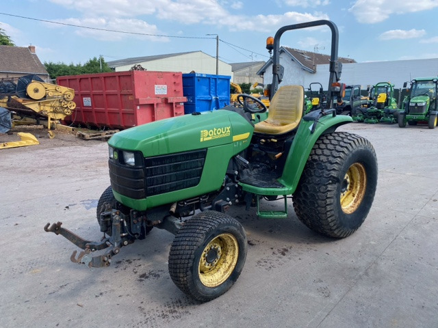 JOHN DEERE 4710 - Tractor: foto 1 JOHN DEERE 4710 - Tractor: foto 1