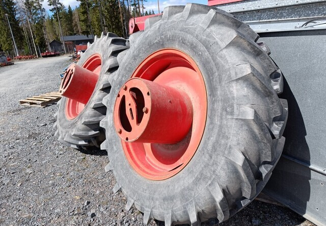 Taurus Paripyörät 18.4R38 todella hyväkuntoiset Fendt Farmer 312LSA sopivat - Rueda completa para Maquinaria agrícola: foto 1 Taurus Paripyörät 18.4R38 todella hyväkuntoiset Fendt Farmer 312LSA sopivat - Rueda completa para Maquinaria agrícola: foto 1
