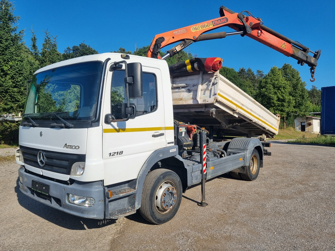 MERCEDES-BENZ ATEGO 1218 S3 + HR PALFINGER PK 7501 - Camión volquete, Camión grúa: foto 1 MERCEDES-BENZ ATEGO 1218 S3 + HR PALFINGER PK 7501 - Camión volquete, Camión grúa: foto 1