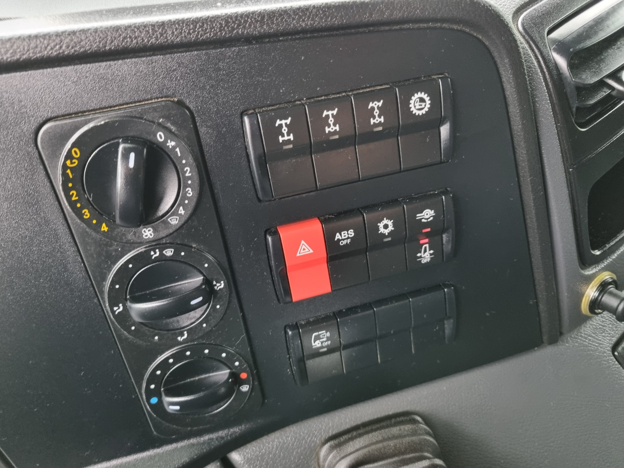 MERCEDES-BENZ ATEGO 1323 4x4 ABROLKIPPER - Camión multibasculante: foto 3 MERCEDES-BENZ ATEGO 1323 4x4 ABROLKIPPER - Camión multibasculante: foto 3