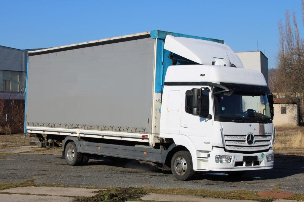 Mercedes-Benz Atego 1223 - Camión lona: foto 1 Mercedes-Benz Atego 1223 - Camión lona: foto 1