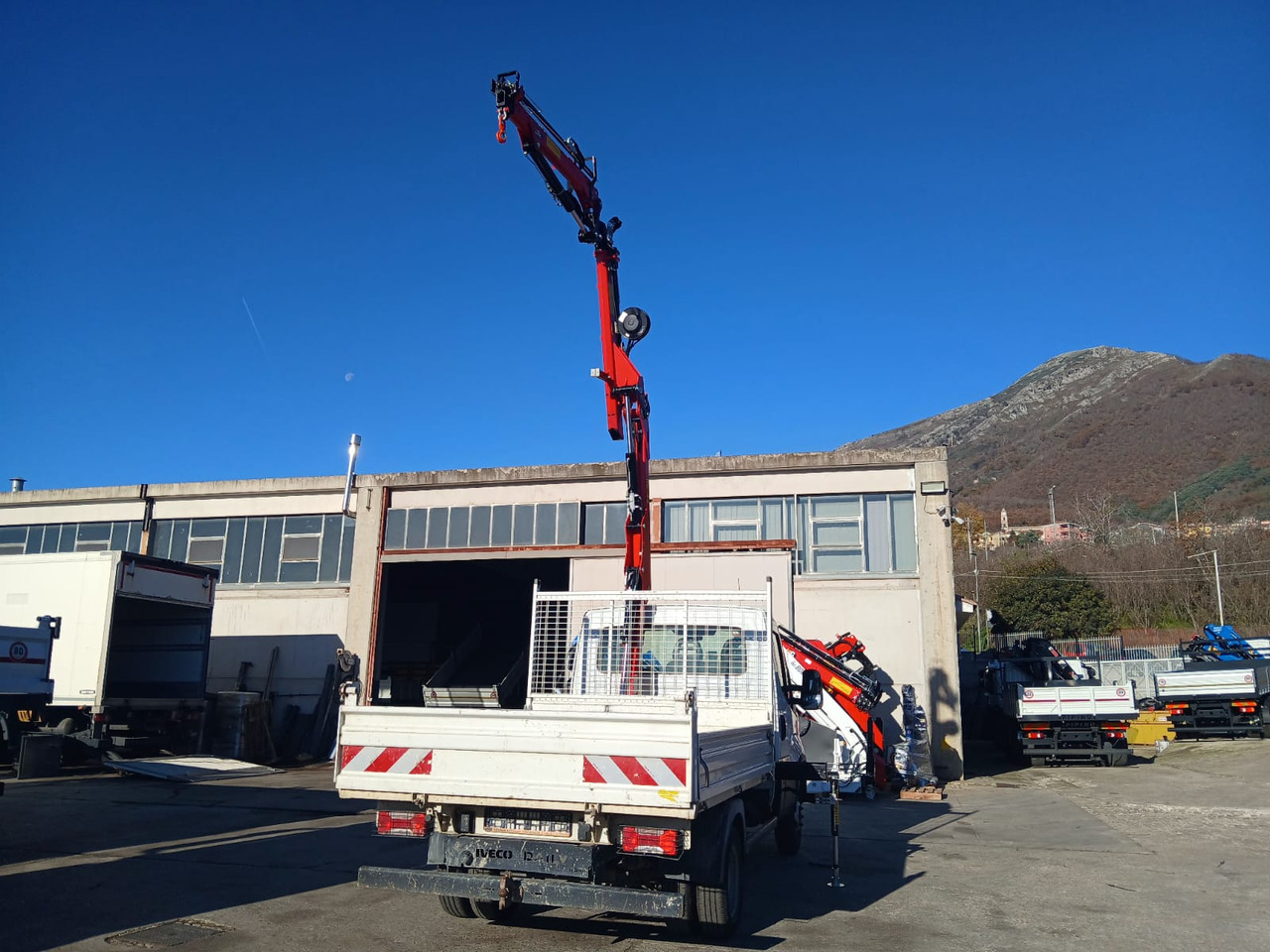 IVECO DAILY 35-120 - Camión grúa: foto 4 IVECO DAILY 35-120 - Camión grúa: foto 4