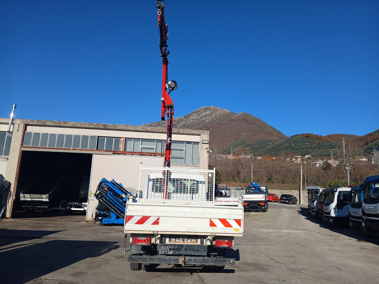 IVECO DAILY 35-120 - Camión grúa: foto 3 IVECO DAILY 35-120 - Camión grúa: foto 3