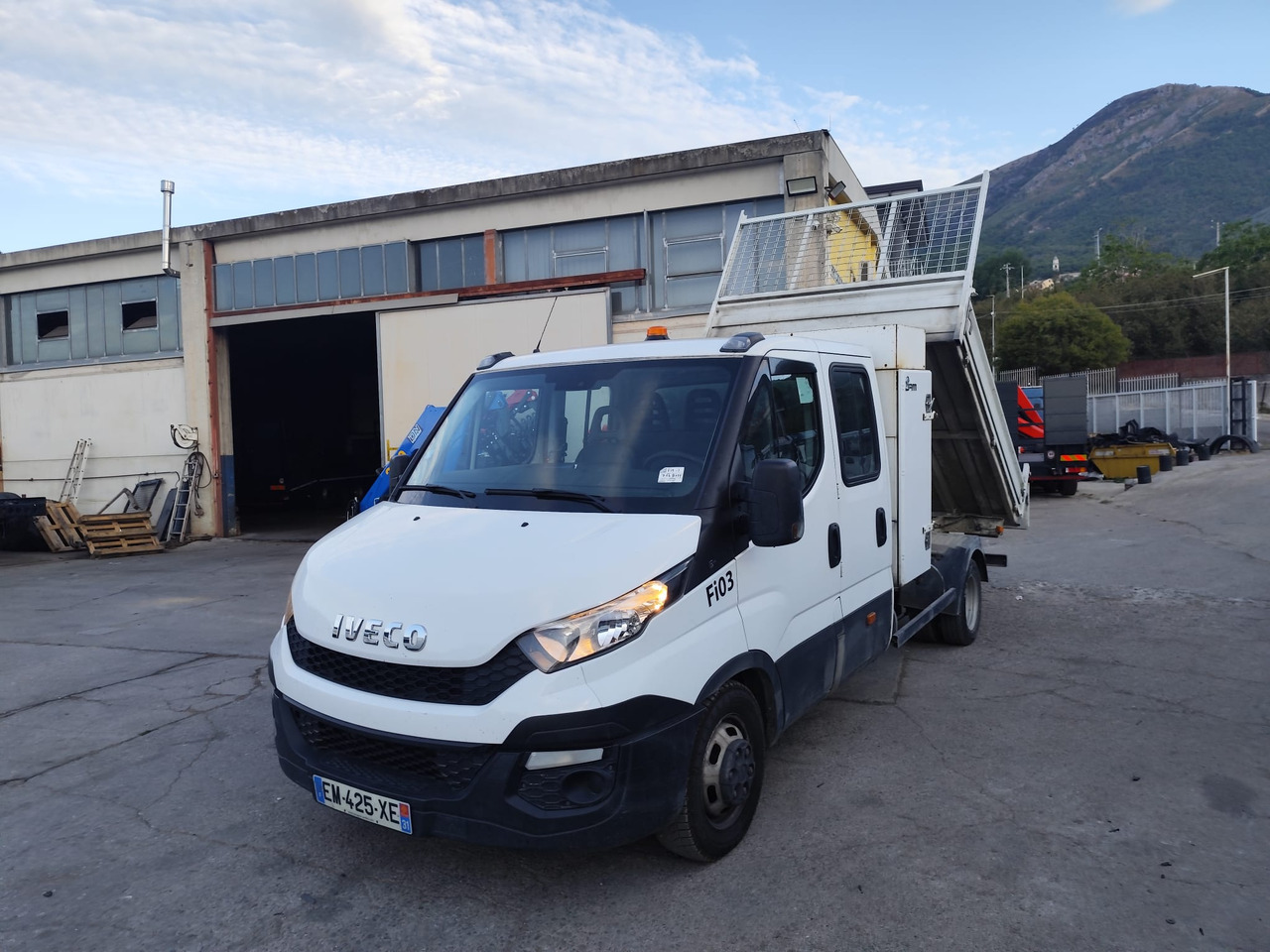IVECO DAILY 35-140 - Volquete furgoneta, Furgoneta combi: foto 1 IVECO DAILY 35-140 - Volquete furgoneta, Furgoneta combi: foto 1