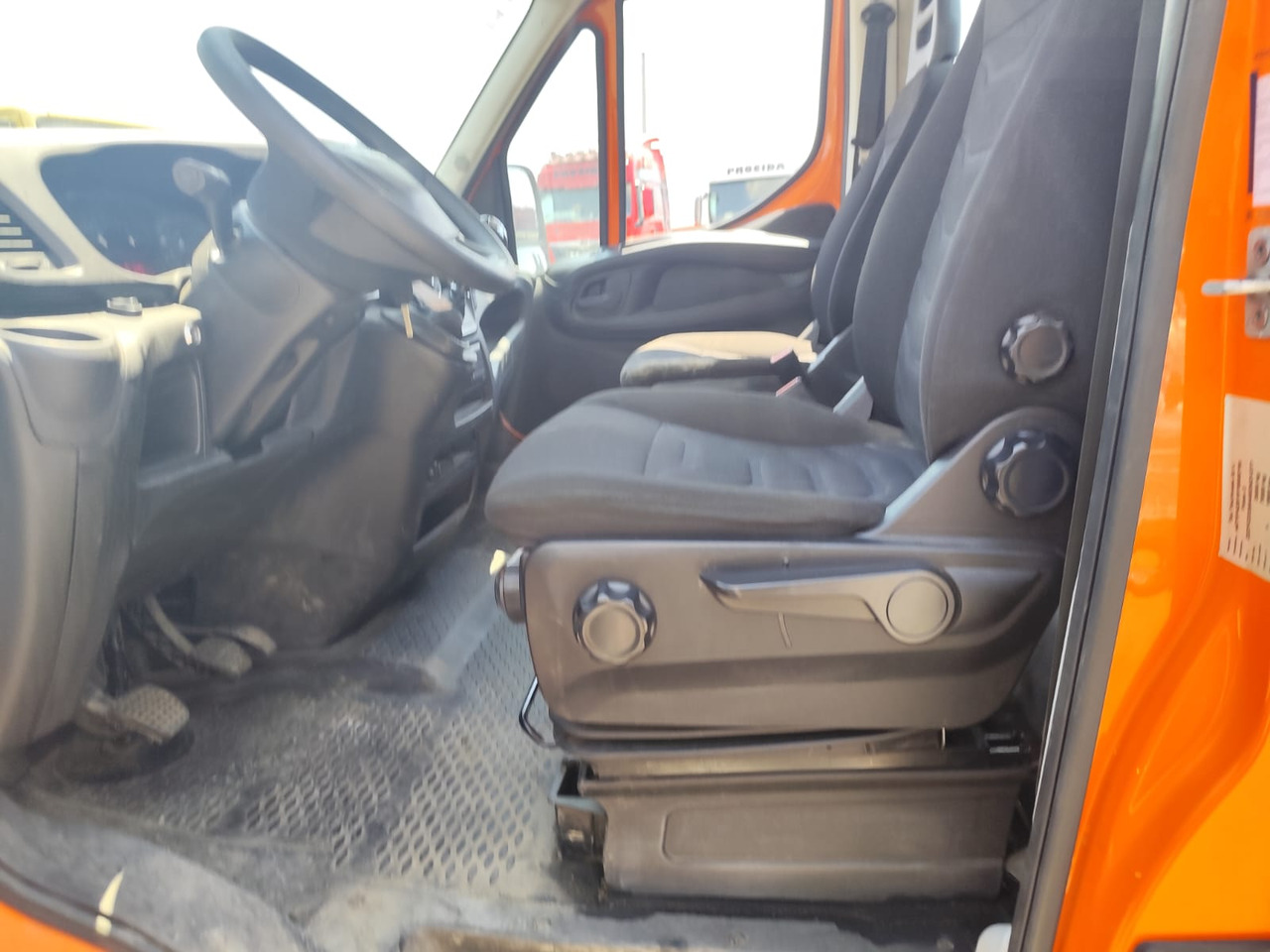 IVECO DAILY 35-140 - Camión grúa: foto 4 IVECO DAILY 35-140 - Camión grúa: foto 4