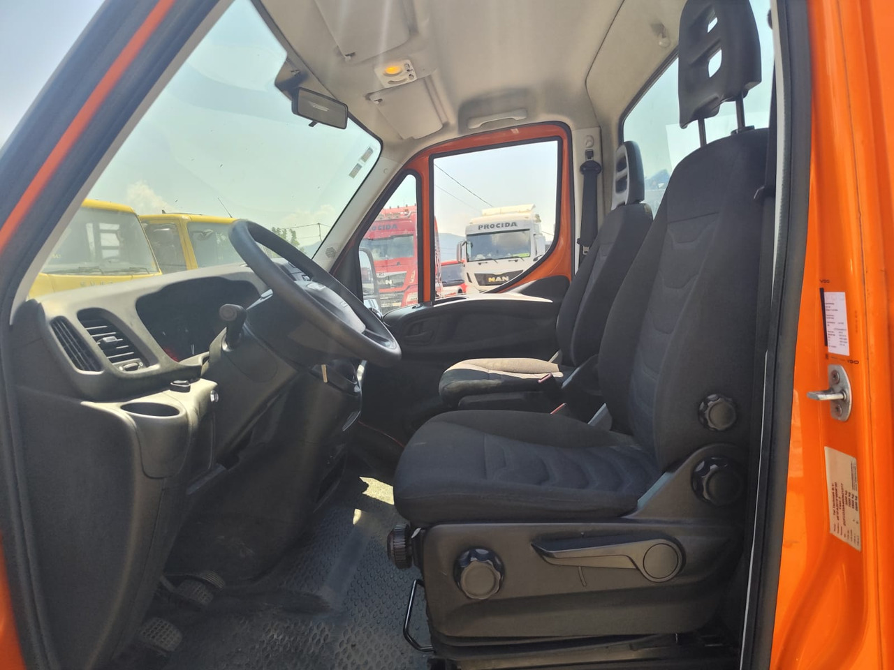 IVECO DAILY 35-140 - Camión grúa: foto 3 IVECO DAILY 35-140 - Camión grúa: foto 3