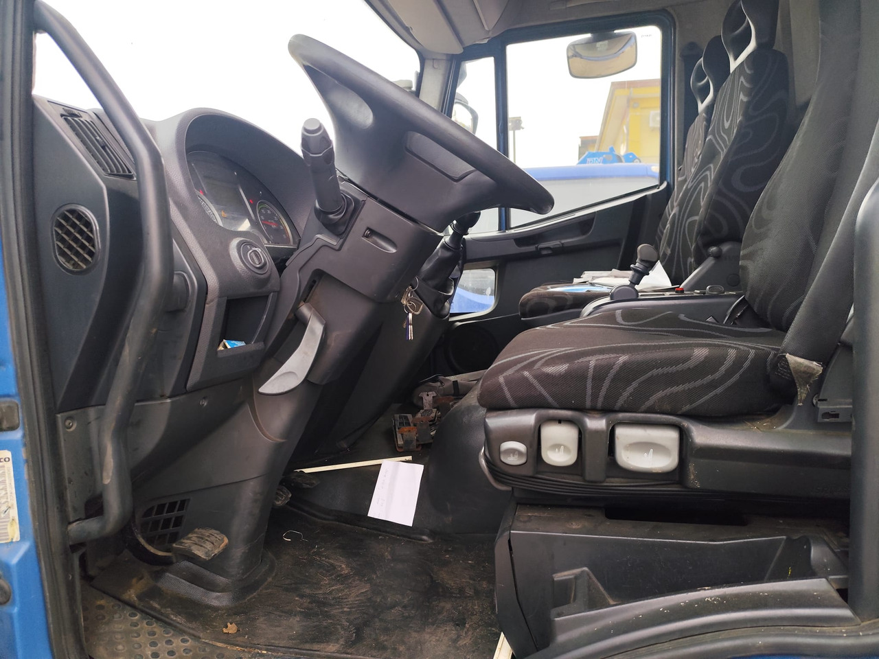 IVECO EUROCARGO 140E25 - Camión chasis: foto 3 IVECO EUROCARGO 140E25 - Camión chasis: foto 3