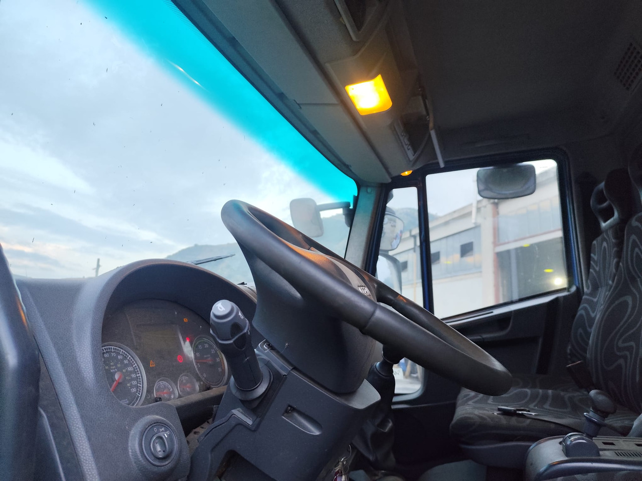 IVECO EUROCARGO 140E25 - Camión volquete: foto 3 IVECO EUROCARGO 140E25 - Camión volquete: foto 3