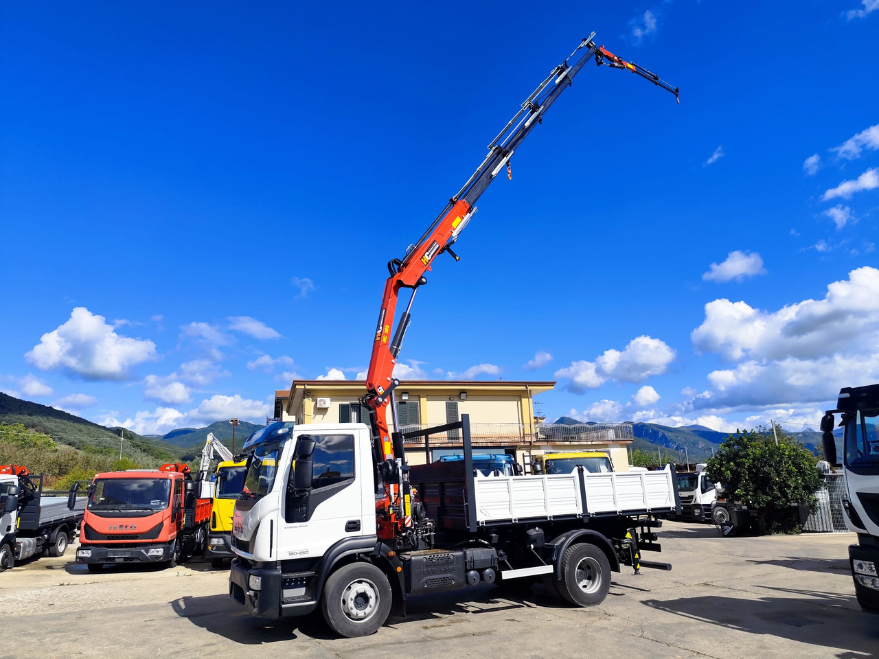 IVECO EUROCARGO 160-250 - Camión grúa, Camión volquete: foto 4 IVECO EUROCARGO 160-250 - Camión grúa, Camión volquete: foto 4