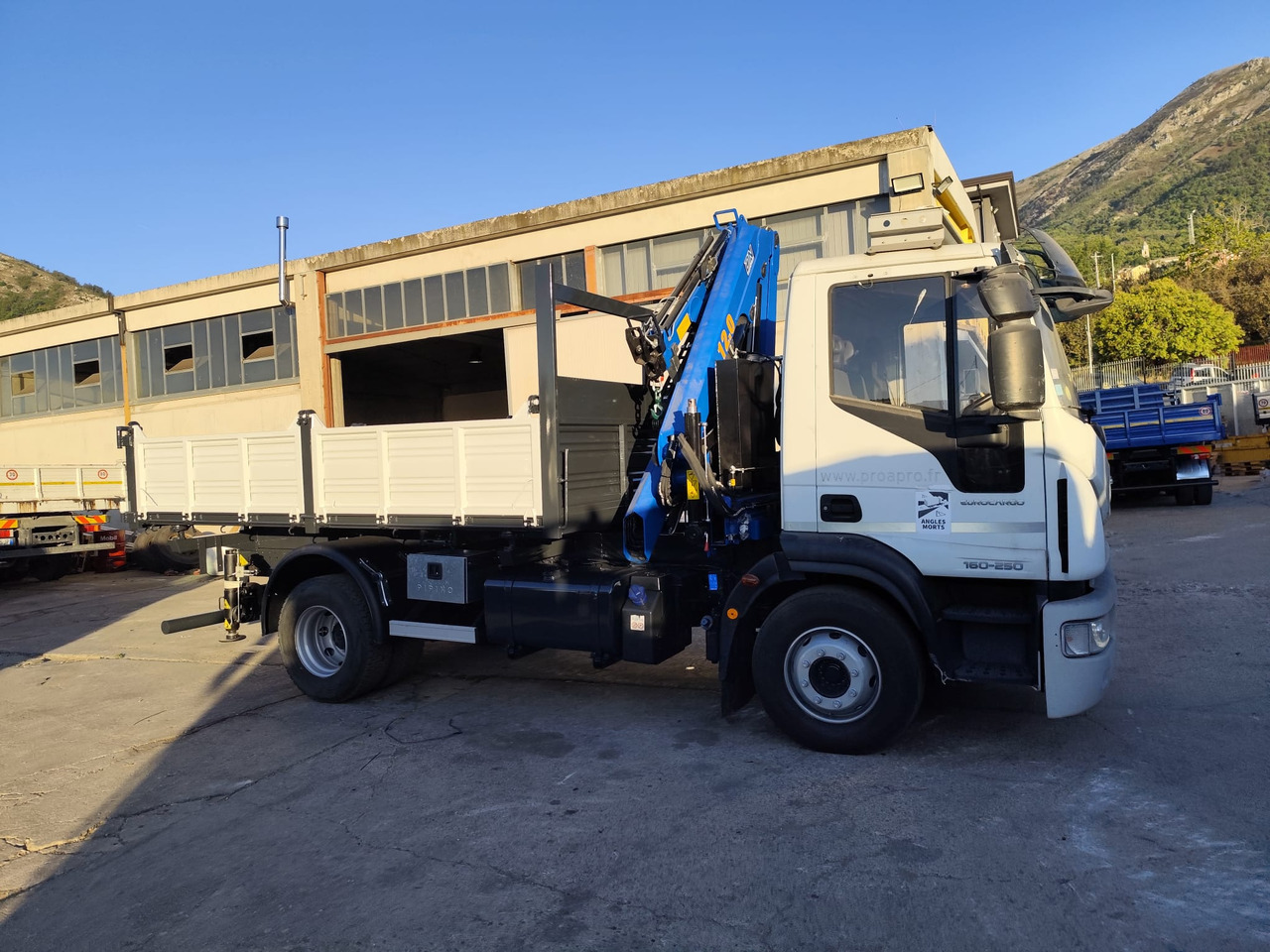 IVECO EUROCARGO 160-250 - Camión grúa, Camión volquete: foto 5 IVECO EUROCARGO 160-250 - Camión grúa, Camión volquete: foto 5