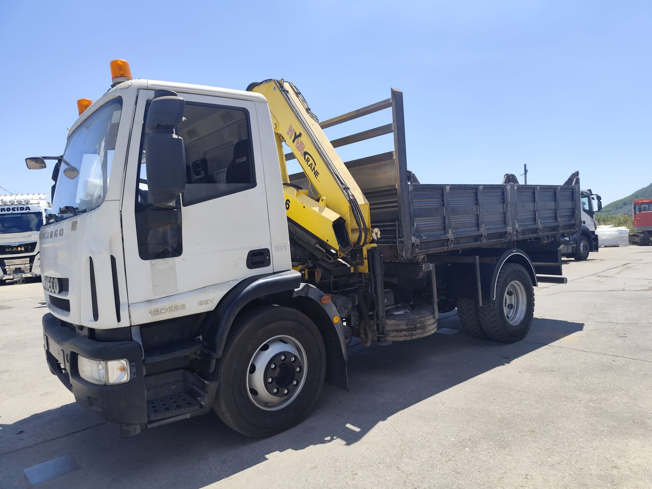 IVECO EUROCARGO 160E28 - Camión grúa: foto 1 IVECO EUROCARGO 160E28 - Camión grúa: foto 1
