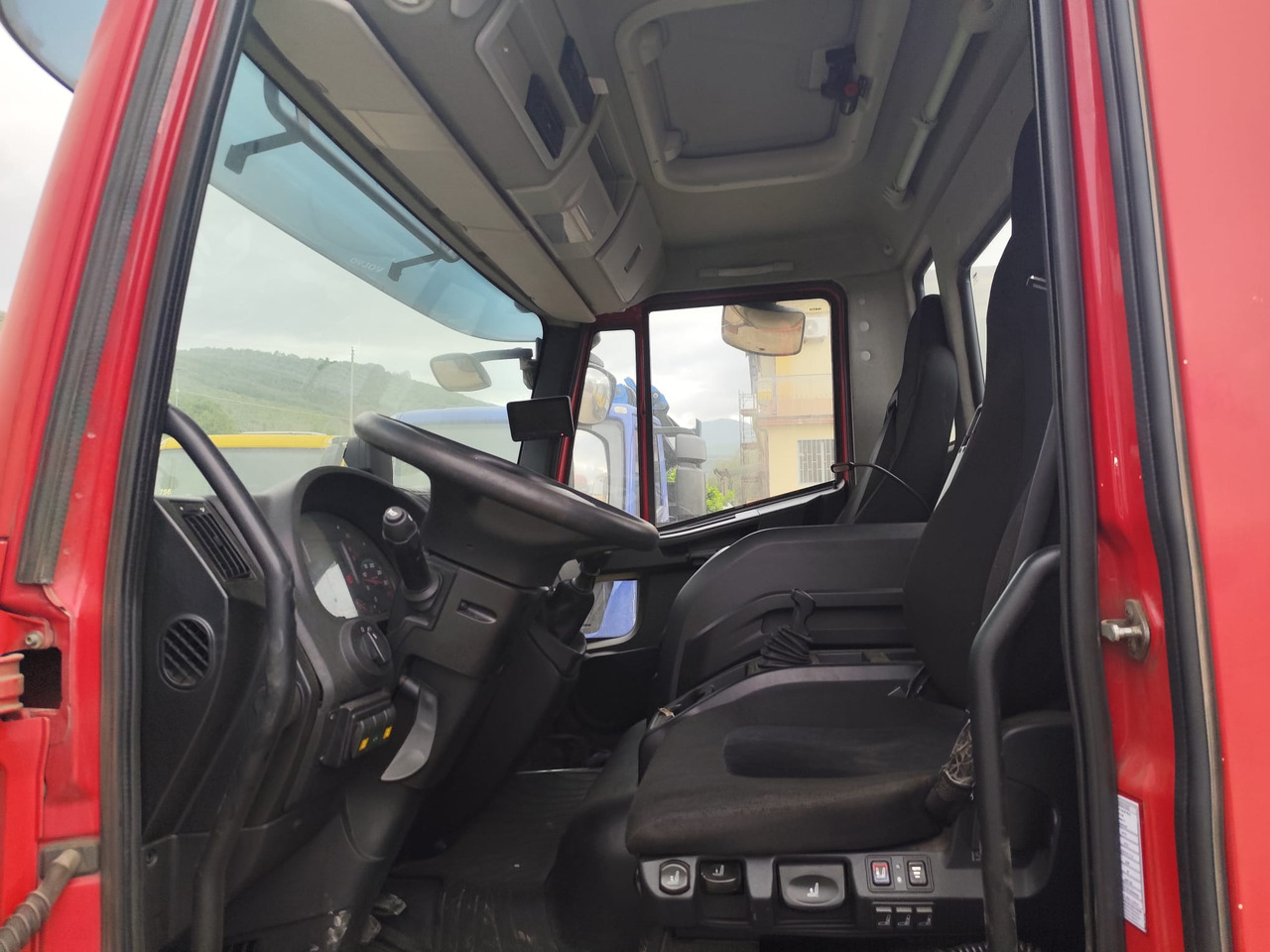 IVECO EUROCARGO 75-210 - Camión volquete: foto 3 IVECO EUROCARGO 75-210 - Camión volquete: foto 3
