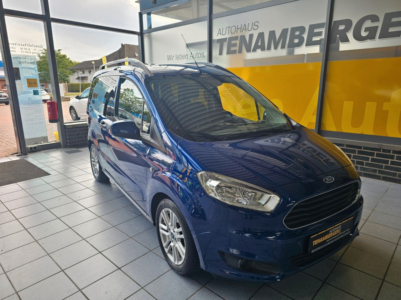 Ford Tourneo Courier Titanium behzb. Windschutzschei - Furgoneta de pasajeros: foto 2 Ford Tourneo Courier Titanium behzb. Windschutzschei - Furgoneta de pasajeros: foto 2