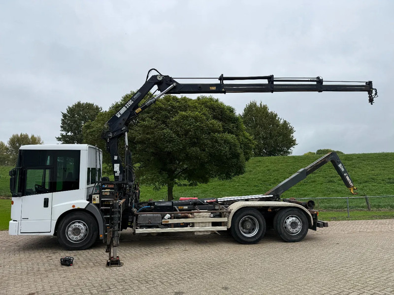 Mercedes-Benz Econic Hiab 220-Hooklift-6x2-Remote - Camión grúa: foto 2 Mercedes-Benz Econic Hiab 220-Hooklift-6x2-Remote - Camión grúa: foto 2