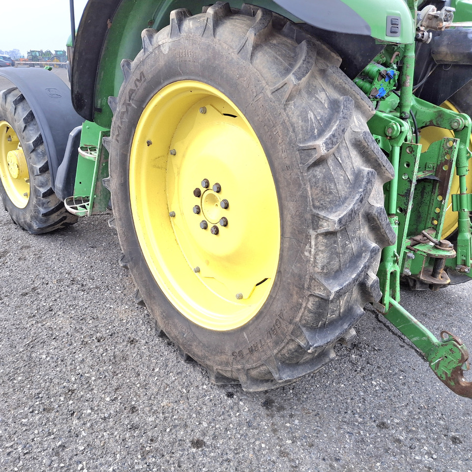 Tractor JOHN DEERE 5100 R: foto 12