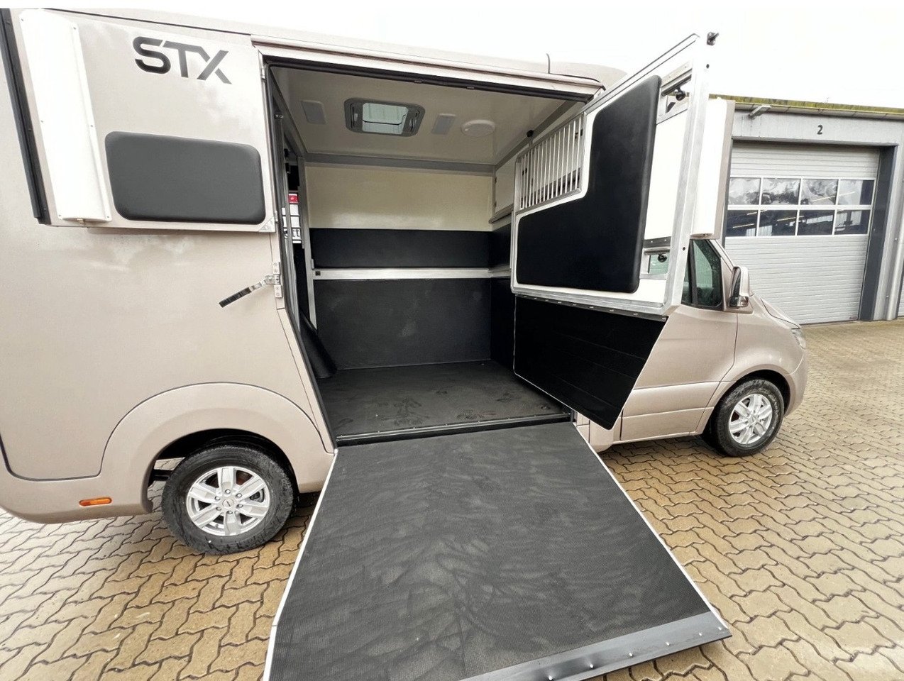 MERCEDES-BENZ Sprinter - Camión para caballos: foto 5 MERCEDES-BENZ Sprinter - Camión para caballos: foto 5