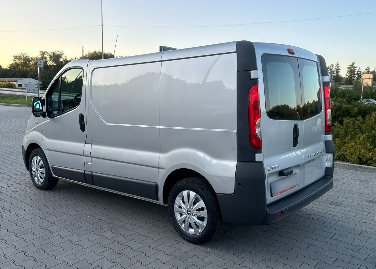 Opel Vivaro 2.0 DCI 115KM 2014 Rok Klimatyzacja Nawigacja BEZWYPADKOWY - Furgón: foto 2 Opel Vivaro 2.0 DCI 115KM 2014 Rok Klimatyzacja Nawigacja BEZWYPADKOWY - Furgón: foto 2