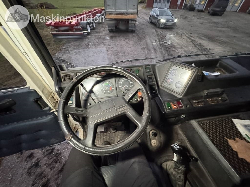 Camión forestal Volvo F 16: foto 42