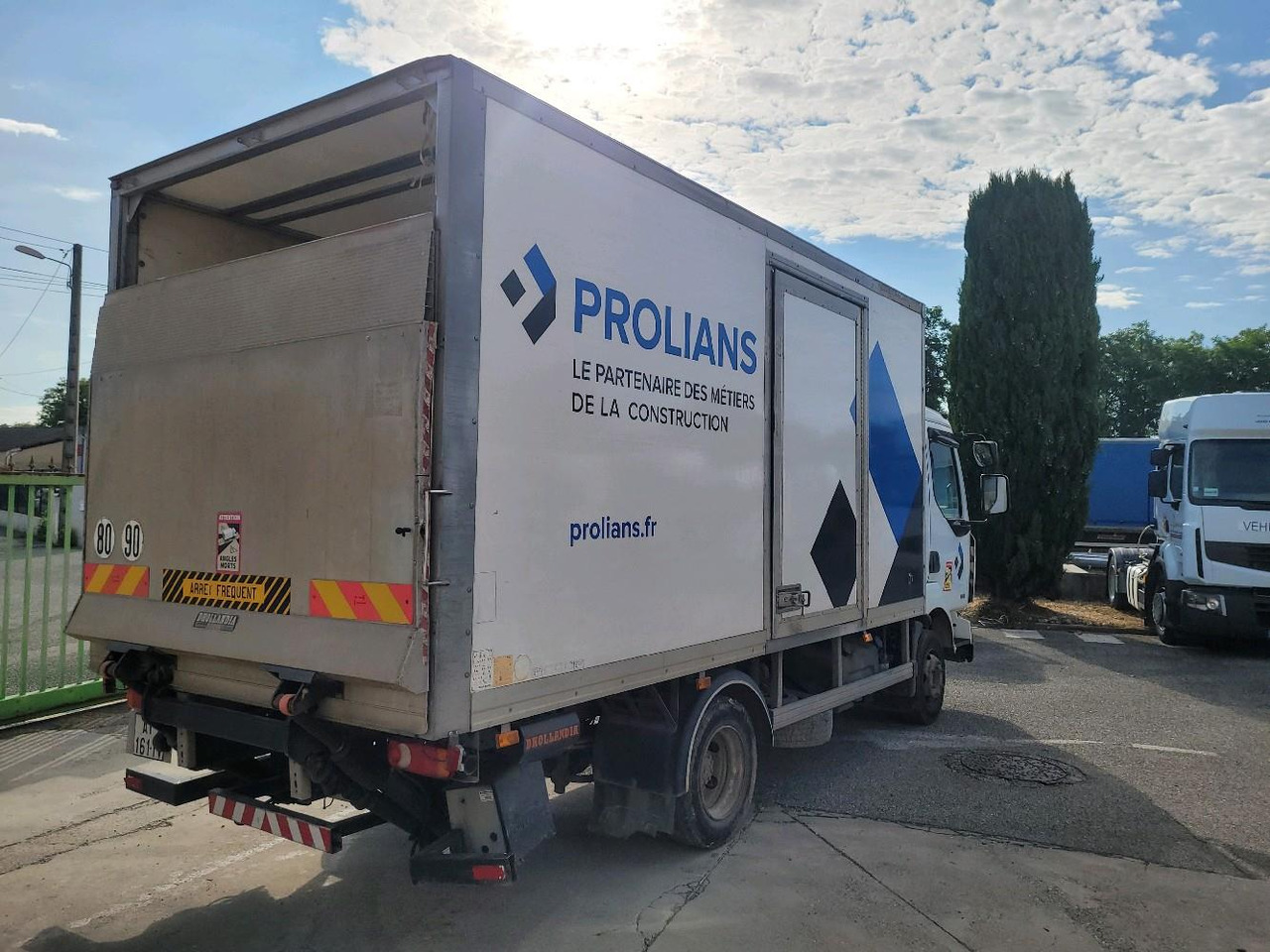 RENAULT MIDLUM 180 DXL - Camión caja cerrada: foto 4 RENAULT MIDLUM 180 DXL - Camión caja cerrada: foto 4