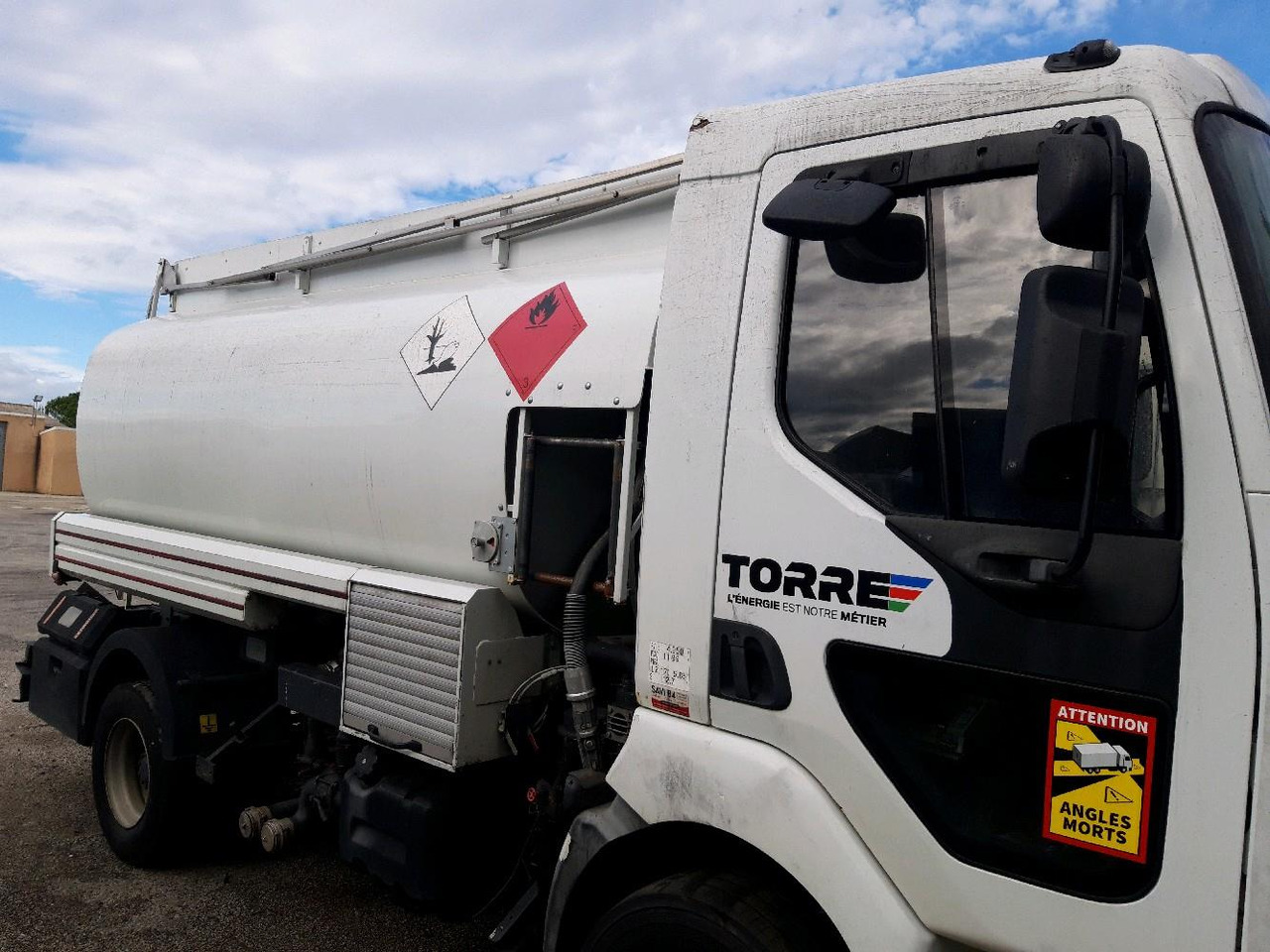 RENAULT MIDLUM CITERNE 7500 - Camión cisterna: foto 3 RENAULT MIDLUM CITERNE 7500 - Camión cisterna: foto 3