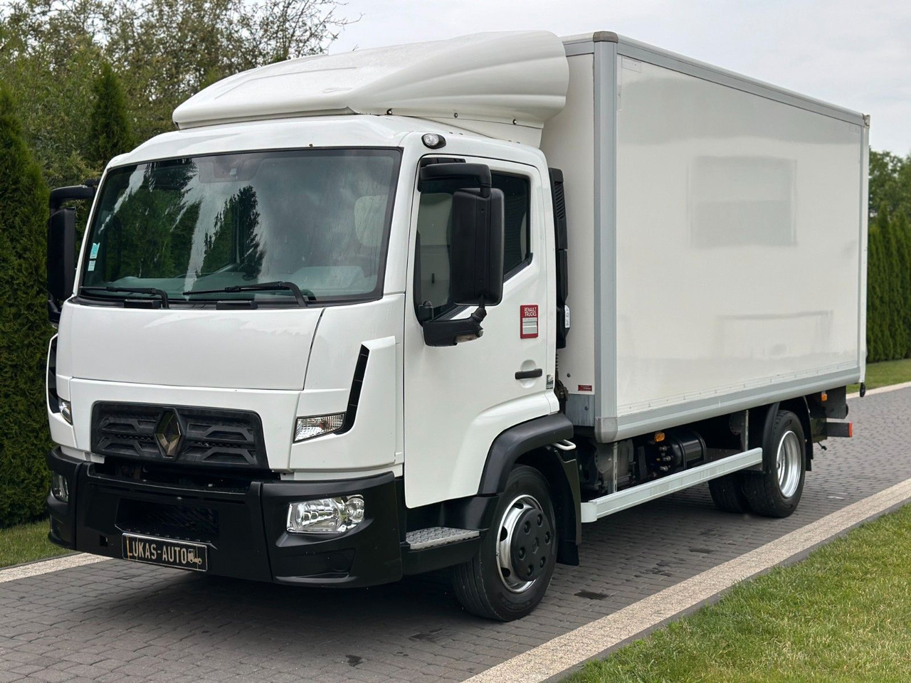 Renault D 7.5 LIFT 7,5 T AUTOMATIC GEARBOX CAMERA - Camión caja cerrada: foto 1 Renault D 7.5 LIFT 7,5 T AUTOMATIC GEARBOX CAMERA - Camión caja cerrada: foto 1