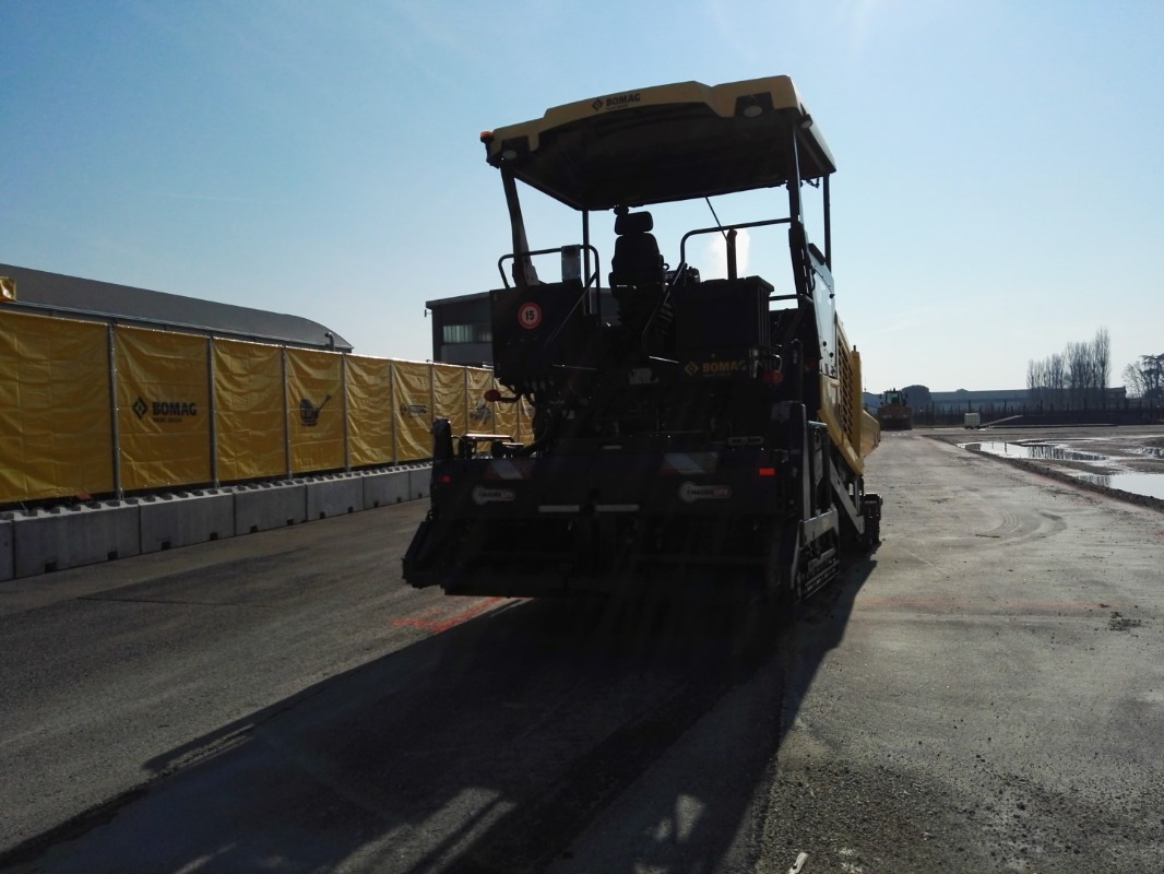 BOMAG IT BF 600 P-2 S500 Stage IV/Tier 4f - Pavimentadora de asfalto: foto 3 BOMAG IT BF 600 P-2 S500 Stage IV/Tier 4f - Pavimentadora de asfalto: foto 3