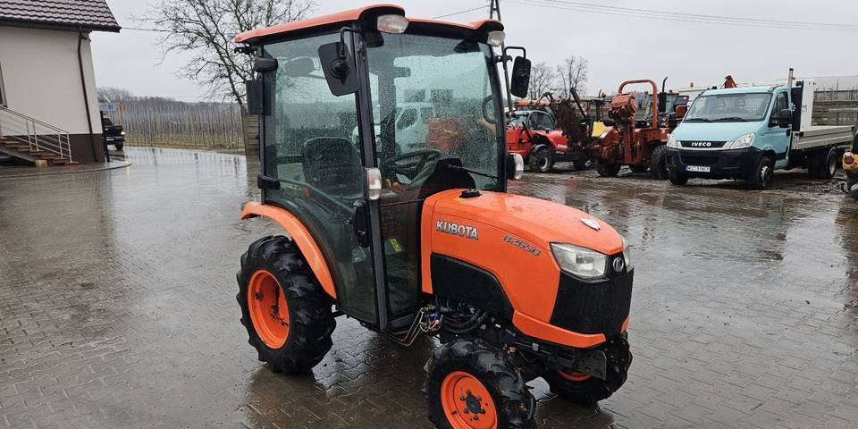 Ciągnik Kubota B2650 4x4 klima 26 KM hydrostat - Tractor: foto 4 Ciągnik Kubota B2650 4x4 klima 26 KM hydrostat - Tractor: foto 4